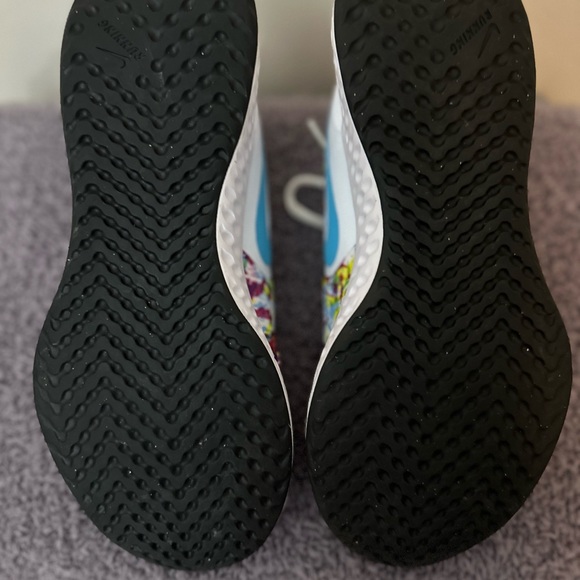 Nike Revolution ladies size 7 excellent condition - Picture 3 of 6